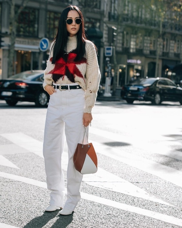Áo len oversized cũng là item được Yoyo Cao lựa chọn trong tuần này. Fashionista đến từ Singapore mix nó cùng với quần jean ống rộng, boots da và túi xách tiệp màu.    