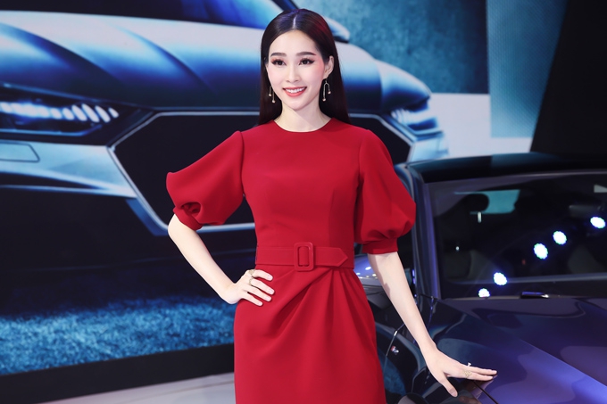 Xuất hiện tại Triển lãm Ôtô Việt Nam 2018, Hoa hậu Thu Thảo nổi bật bởi phong cách thanh lịch, Mừng SHBET phiên bản mới 2025 trắng muốt khi diện bộ đầm đỏ kín đáo. Nhan sắc của cô đúng là 
