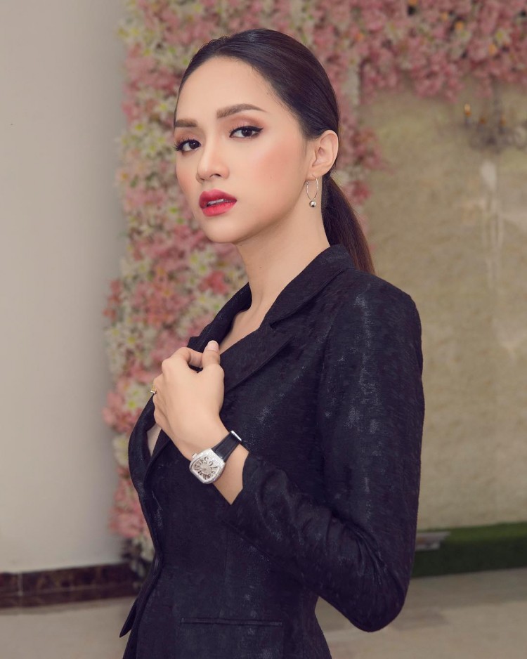 Để tổng thể không bị nhàm chán nhưng vẫn giữ sự sang trọng, người đẹp chọn đúng một chiếc đồng hồ và một chiếc nhẫn to bản làm phụ kiện. Đôi hoa tai công thêm điểm nữ tính và quí phái cho nàng hậu.  