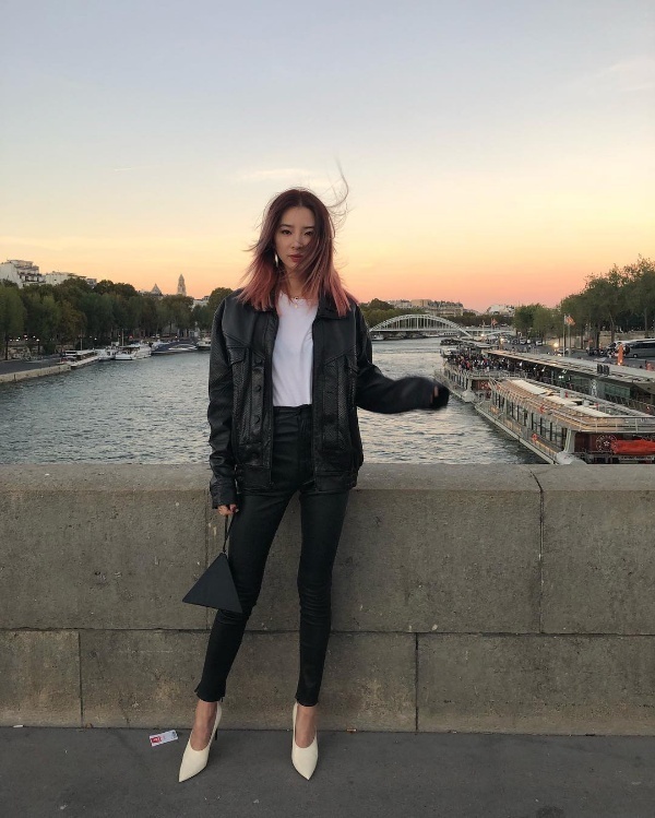Thả dáng trên đường phố thủ đô Paris của nước Pháp, Irene nổi bật nhờ diện mạo và style chất lừ dù chỉ diện đồ với hai màu đen trắng tối giản. Cô bắt cặp áo thun màu trắng cùng quần skinny jean và biker jacket. Chiếc túi xách hình tam giác giúp tạo nét chấm phá cho set đồ trung tính của quý cô này.    