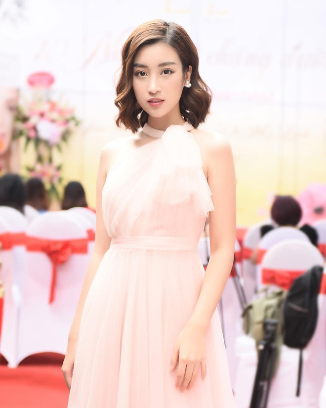 Hoa hậu Đỗ Mỹ Linh toát lên nét thanh thoát, nhẹ nhàng khi chọn thiết kế có gam màu dịu mắt, chất liệu mỏng nhẹ. Mỹ Linh là một trong những hoa hậu giữ hình ảnh sạch, được công chúng đánh giá cao kể từ khi đăng quang đến nay. 