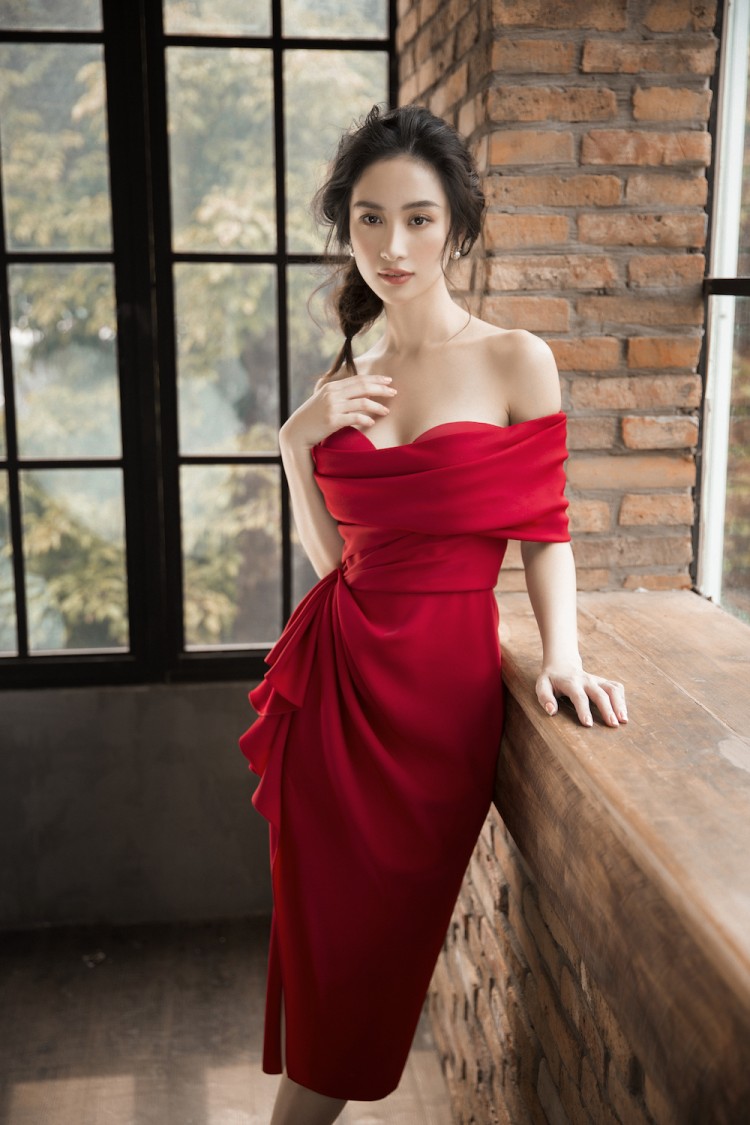 Cô nàng diện váy bó sát khoe vòng 1 cực gợi cảm nhưng không hề phô phang.