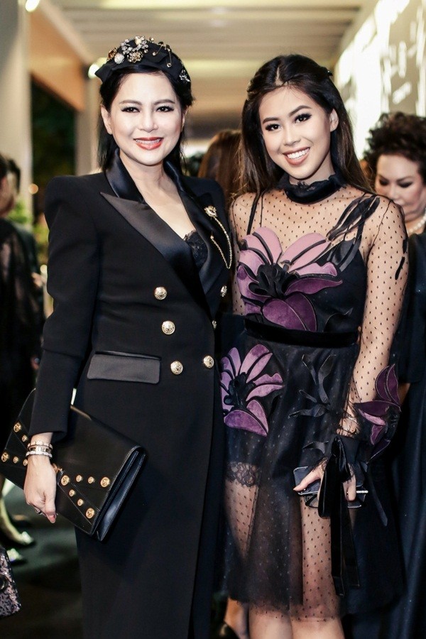 Mẹ chồng và em chồng Hà Tăng – bà Thuỷ Tiên và hotgirl Thảo Tiên diện Shbet999 com đăng nhập rườm rà, rối mắt. Cả hai đều bị tham phụ kiện, cố gắng “đắp” lên mình quá nhiều thứ dù Shbet999 com đăng nhập đã đủ nổi bật rồi.    
