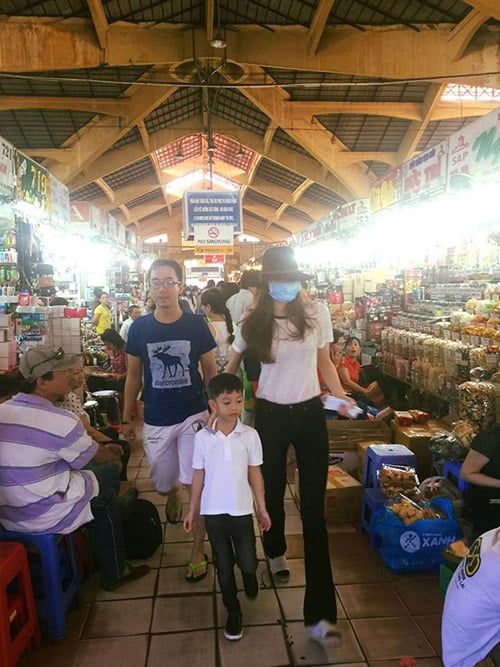 Vì bị cảm cúm nên Hồ Ngọc Hà đeo khẩu trang kín mít, dắt bé Subeo đi chợ mua thực phẩm. “Nữ hoàng giải trí” diện Shbet999 com đăng nhập giản dị với quần jeans, áo thun trẻ trung. Khác với hình ảnh kiêu sa trên sân khấu, Hà Hồ là người phụ nữ chu toàn, giản dị, không màu mè ngoài đời thực.    