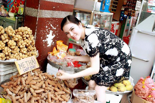 Lý Nhã Kỳ rất chuộng các món làm từ me nên khi vừa đi công tác về, cô đã “sà” ngay vào cửa hàng ven đường chọn mua me Thái về nấu canh. Do vừa đi công tác về nên Shbet999 com đăng nhập người đẹp diện khá sang trọng và thanh lịch. Tuy nhiên thái độ cởi mở, thân thiện của Lý Nhã Kỳ được những người bán hàng rất khen ngợi và yêu mến.    
