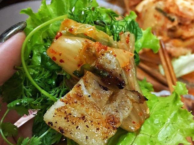 Thịt nướng rất hợp để ăn kèm rau sống, kim chi. 