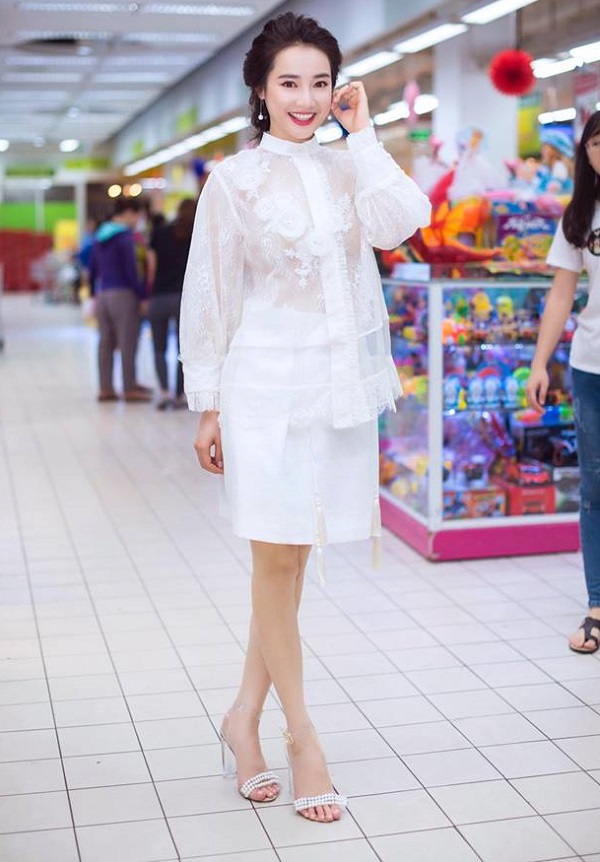 Bà xã Trường Giang khiến fan đứng ngồi không yên khi có mặt trong siêu thị. Nhã Phương nhanh chóng nhận vô số lời khen trước vẻ đẹp quyến rũ và “đốt mắt” người nhìn bởi chiếc áo mỏng xuyên thấu.    