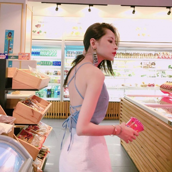 Cô nàng hot girl ngày nào giờ đã trở thành nữ ca sĩ sexy bậc nhất Vbiz. Ngay cả khi đi siêu thị, giọng ca Từ hôm nay cũng “lên đồ” thời thượng nhưng vẫn gợi cảm phô trương tấm lưng trần quyến rũ.    