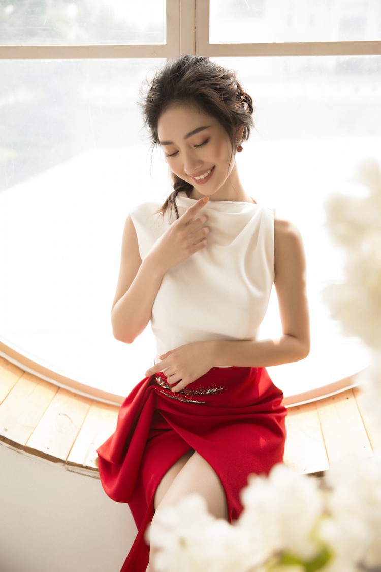 Điểm nhấn của những thiết kế lần này chính là ở phần cổ áo và phần ngực.  