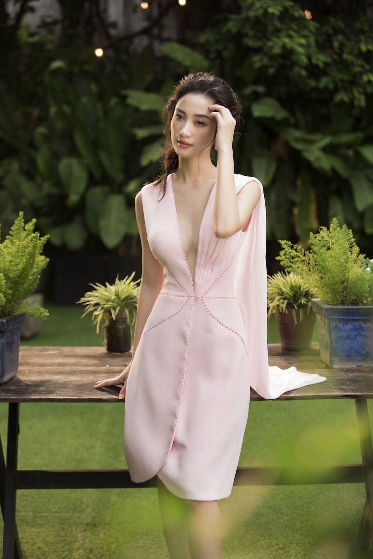 Có thể thấy, thoát khỏi hình ảnh của một hot girl trước đây, cô đã lột xác với vẻ ngoài thanh lịch, sang trọng.  