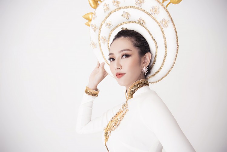 Dưới bàn tay của NTK Việt Hùng, những danh lam thắng cảnh mọi miền Tổ quốc hiện lên trên tà áo qua nét vẽ nghệ thuật của những hoạ sĩ lành nghề.     