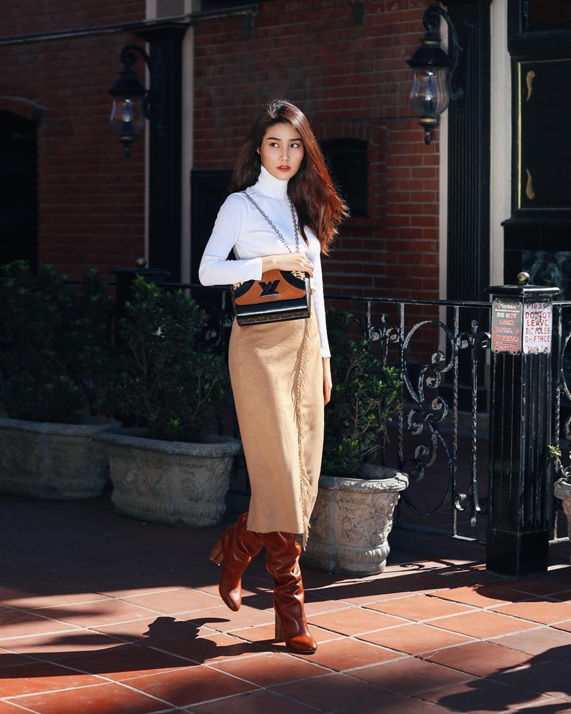 Áo len cổ lọ và chân váy midi dáng bút chì, thêm một đôi boots màu nâu đất là Diễm My đã có được bộ cánh thể hiện rõ nét phong cách retro. Chiếc túi Twist của Louis Vuitton chính là điểm nhấn giúp set đồ trở nên sang trọng, “đắt giá” hơn hẳn.    