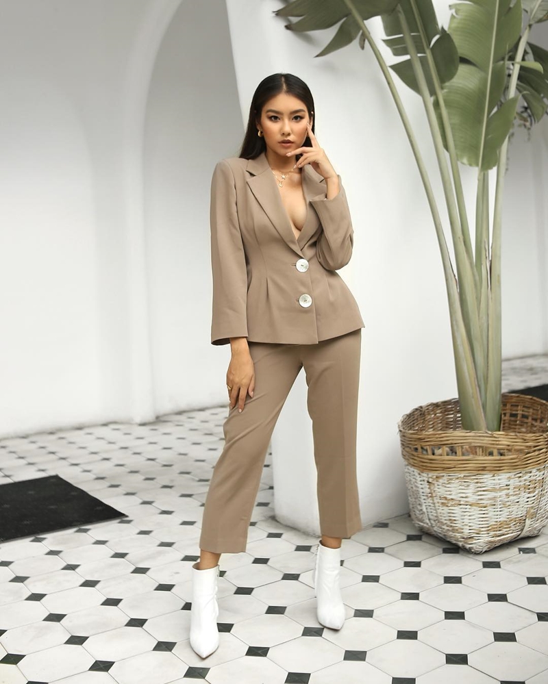 Thảo Nhi Lê chứng minh suit với phần cổ mở sâu theo xu hướng không nội y là lựa chọn lý tưởng để các cô gái ghi điểm trong những buổi tiệc. Thêm một đôi boots cao gót là phái đẹp đã hoàn thiện được bộ cánh tôn dáng, lại làm tăng chỉ số “chất lừ”.    