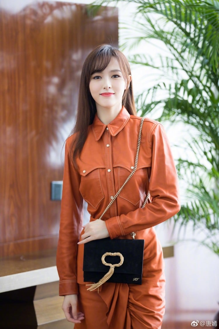 Đường Yên ghi điểm khi chọn những phụ kiện hết sức hợp với bộ Shbet999 com đăng nhập  