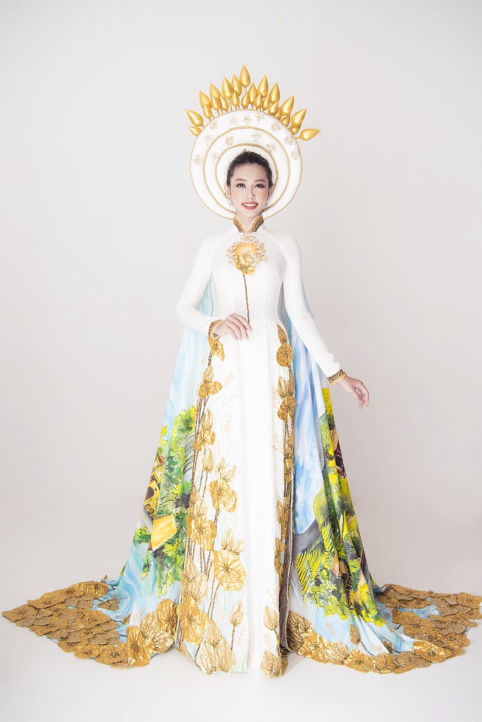 Mới đây, Thuỳ Tiên cùng êkip cũng đã hoàn thiện bộ Quốc phục với chủ đề “Việt Nam - Nước non ngàn dặm” trên nền tảng chiếc áo dài Việt Nam duyên dáng.     