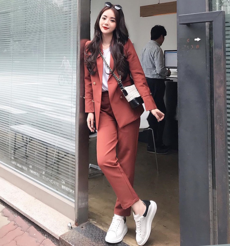 Suit tông màu sáng mix cùng áo phông, kết hợp giày thể thao chính là bộ ba hoàn hảo giúp Phương Thảo tôn vẻ khỏe khoắn, thời thượng. Chiếc túi Gabrielle đeo chéo cộp mác Chanel làm “tan” đi vẻ cứng nhắc thường thấy của âu phục công sở, khiến set đồ trở nên mới mẻ, cá tính hơn.    