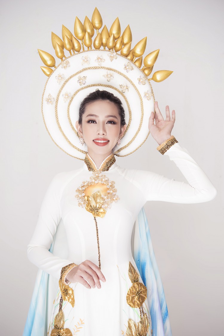 Cùng chiếc mấn lấy hoa sen làm chủ đề, NTK Việt Hùng chia sẻ về ý nghĩa bộ Shbet999 com đăng nhập: “Hoa sen vàng chiếu sáng lung linh được những người thợ thủ công đắp nối tạo hiệu ứng 3D, cùng hàng trăm hạt pha lê kết bằng tay. Bộ Shbet999 com đăng nhập với đầu đội khăn vấn, kết hợp cùng trâm cài lược như hình ảnh hoàng hậu ngày tấn phong ngôi vị