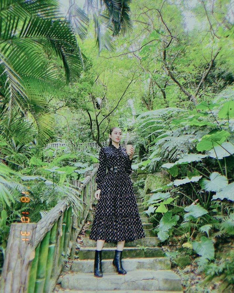Hưởng ứng trào lưu đầm thắt eo hơi hướng vintage, Lê Hà khoe sắc kiêu kỳ với thiết kế midi màu tối, phối cùng boots da trẻ trung, hiện đại.    