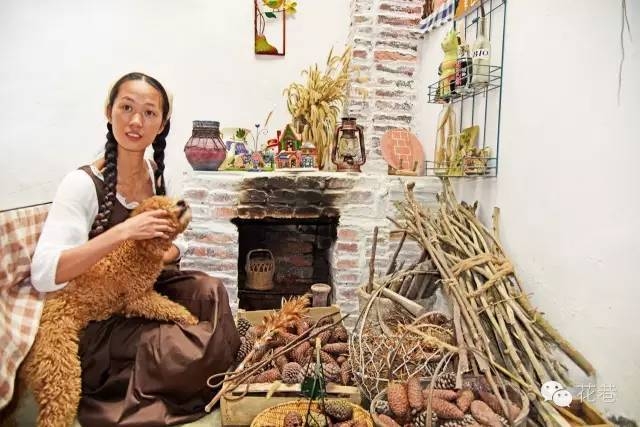 Cô tự may vá, làm lò sưởi để phục vụ chính mình.  