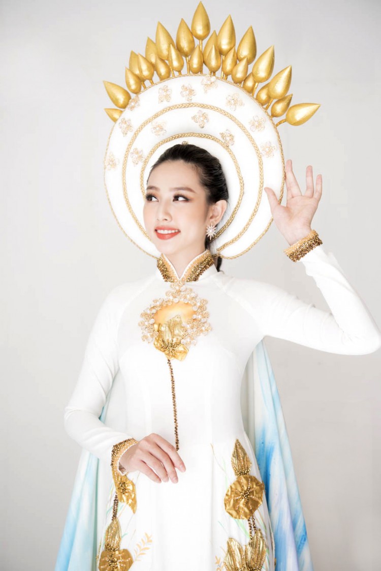  Cổ áo, tay áo và ngực áo đều được thêu nổi những họa tiết mang đậm nét đẹp truyền thống Việt Nam với tông vàng óng ánh.