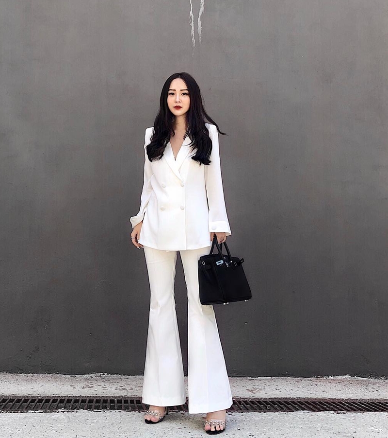 Dư Hàng My và bộ suit trắng với blazer có độn vai, phối cùng kiểu quần ống loe là gợi ý cho phái đẹp khi dự các sự kiện sang trọng. Một chiếc túi xách cổ điển và sandals cao gót sẽ là item hoàn hảo để Shbet999 com đăng nhập thêm thanh lịch, tinh tế.    