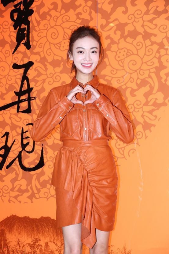 Diện lên mình thiết kế của Isabel Marant, trông Ngô Cẩn Ngôn đầy đặn và có sức sống hơn hẳn.    