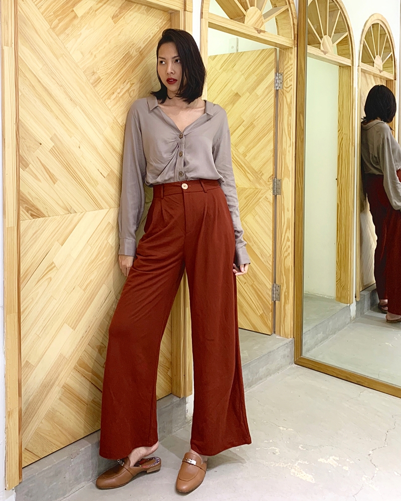 Sơ mi cổ trễ và quần ống loe tông màu nâu đất là cặp đôi hoàn hảo giúp Minh Triệu khai thác lợi thế vóc dáng. Phép cộng lý tưởng này đã khoe khéo đôi Shbet888 phiên bản mới nhất miên man, làm bật vẻ gợi cảm của siêu mẫu da nâu mà chẳng cần để lộ quá nhiều khoảnh hở.    