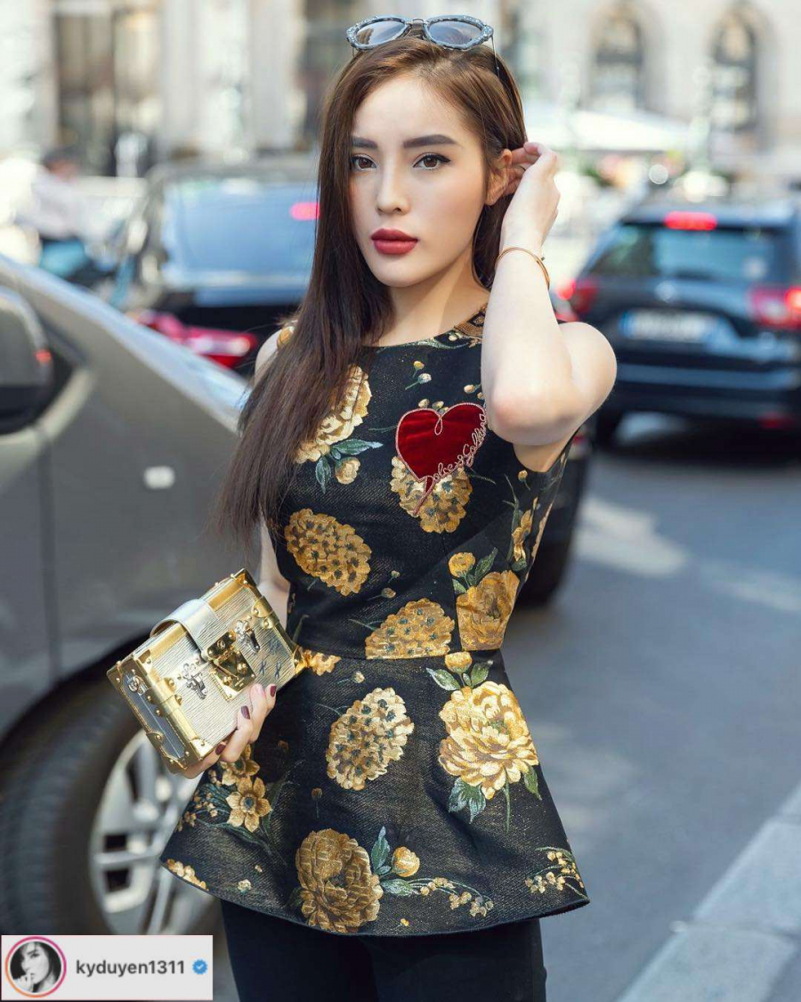 Kỳ Duyên chọn áo peplum tôn vòng eo triệt để. Họa tiết hoa sáng màu cỡ lớn trên nền tông đen nhũ cực kỳ sang trọng và đẹp mắt.    