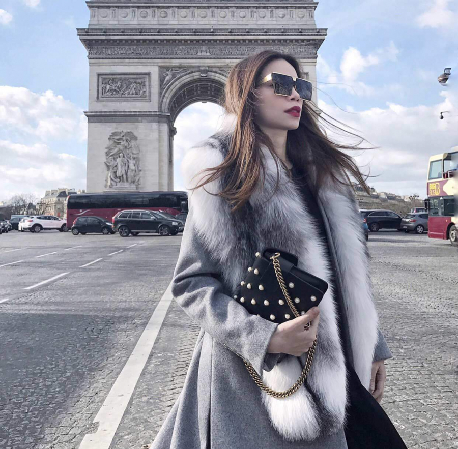 Nữ ca sĩ Hồ Ngọc Hà nổi bật nơi trời tây trong một thiết kế áo dạ đáp lông với phối màu xám, trắng hài hoà và tinh tế.    