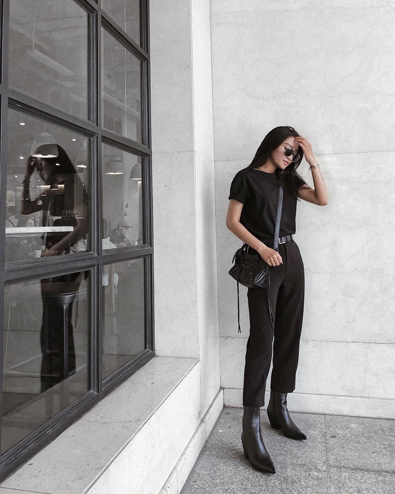 Bộ cánh đen toàn tập của Hồng Nhật cùng loạt phụ kiện boots, túi ton-sur-ton cũng làm nổi bật cảm hứng tối giản, lại khai thác được vẻ nổi loạn, mạnh mẽ.    