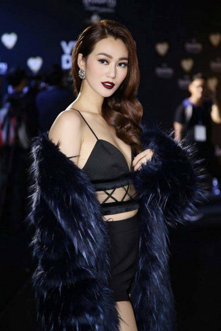 Khánh My diện áo lông màu xanh navy cùng với bralette quyến rũ, táo bạo.    