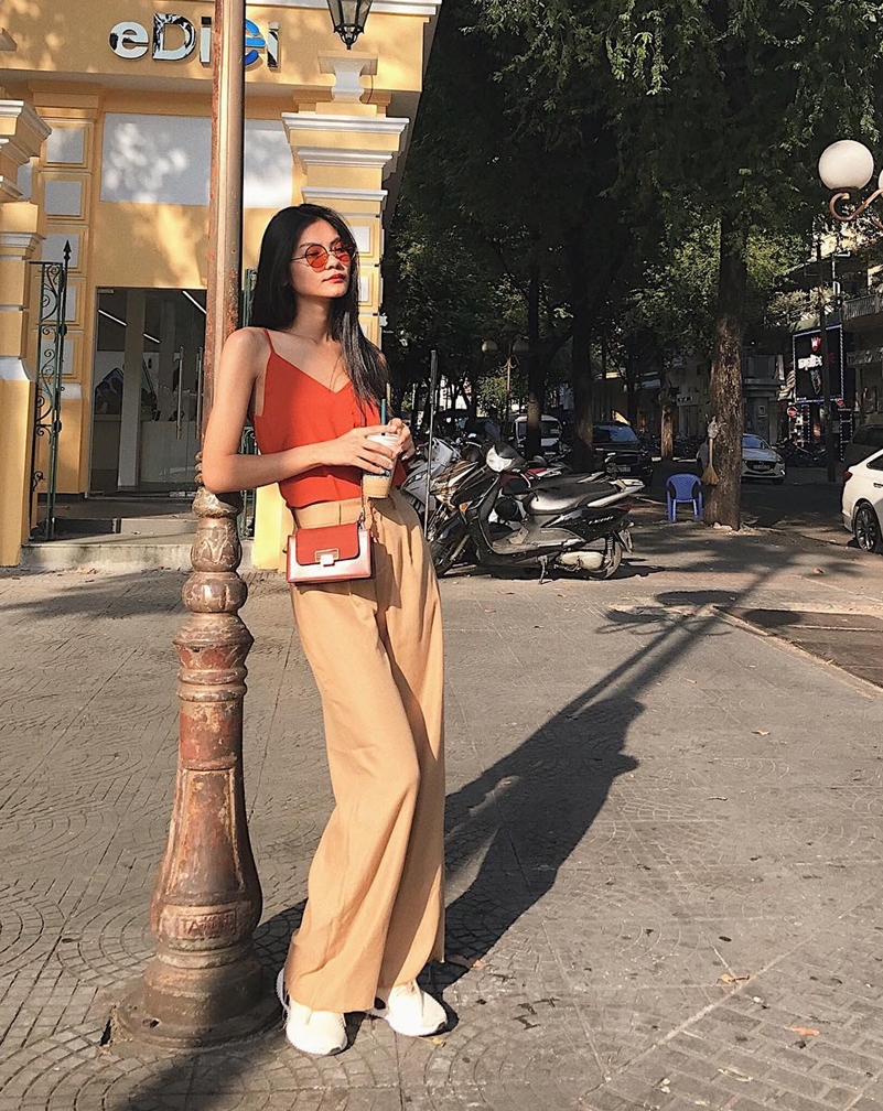 Crop top và quần ống rộng phủ các sắc độ khác nhau của tông màu cam đã giúp Kim Dung tỏa sáng trên phố. Thay vì sandals, chọn giày thể thao để mix với bộ đồ có phần quyến rũ này là điểm khiến tổng thể Shbet999 com đăng nhập của Shbet888 phiên bản mới nhất mới mẻ, thú vị hơn.    