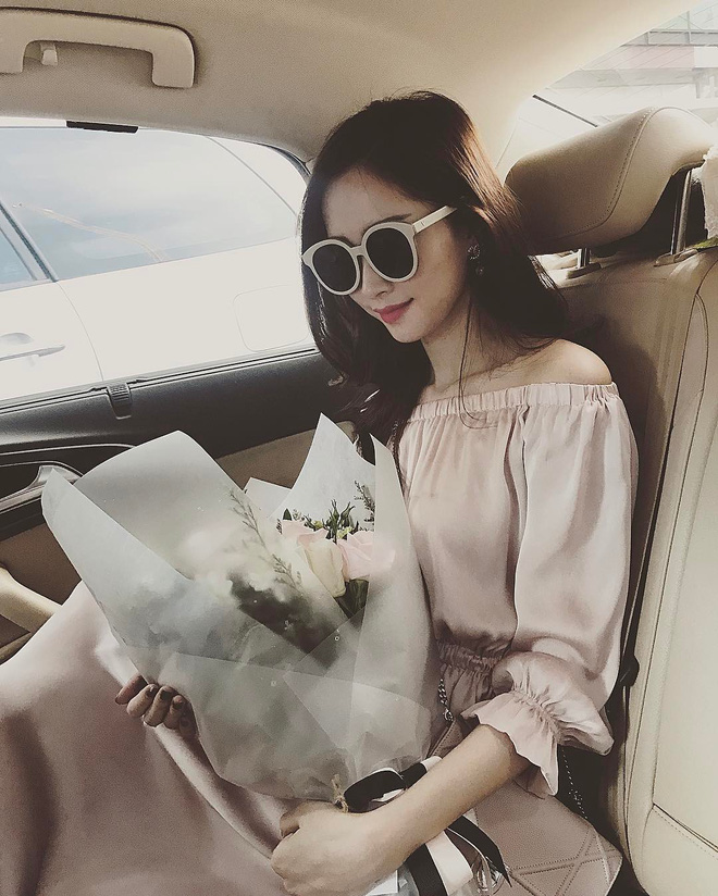 Ngày còn con gái, HH Đặng Thu Thảo thường xuyên chọn những thiết kế trễ vai nhẹ nhàng khoe khéo bờ vai trần mềm mại. Ngay cả khi chọn áo trễ vai, Thu Thảo cũng ưu ái những thiết kế bèo nhún điệu đà.    