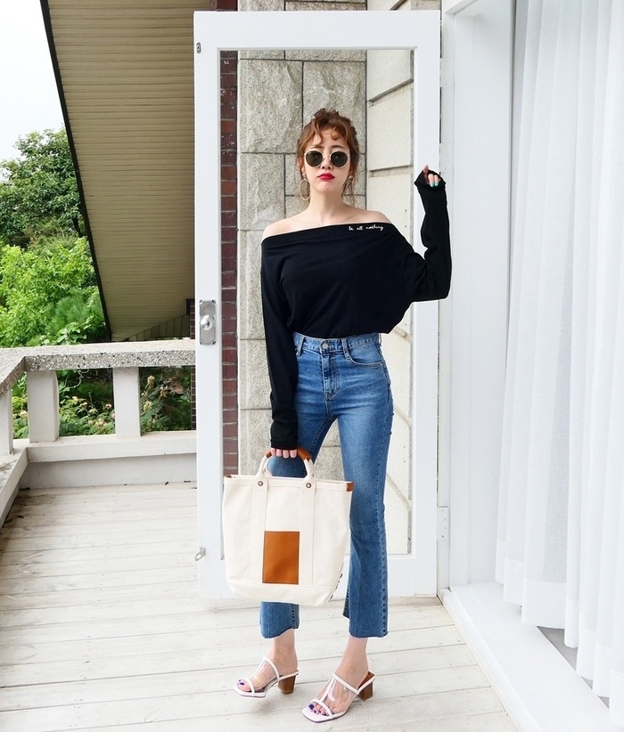 Một chiếc áo trễ vai dài tay và quần jeans sẽ giúp bạn trông khá lịch sự nhưng không kém phần cuốn hút, quyến rũ. Một đôi sandal có thể giúp bạn trông sành điệu hơn rất nhiều.     