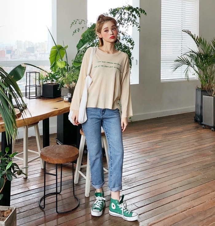 Áo thun dài tay và quần jeans là combo đơn giản và không bao giờ lỗi mốt. Bạn nên kết hợp giày sneaker để set đồ thêm phong phú hơn.     
