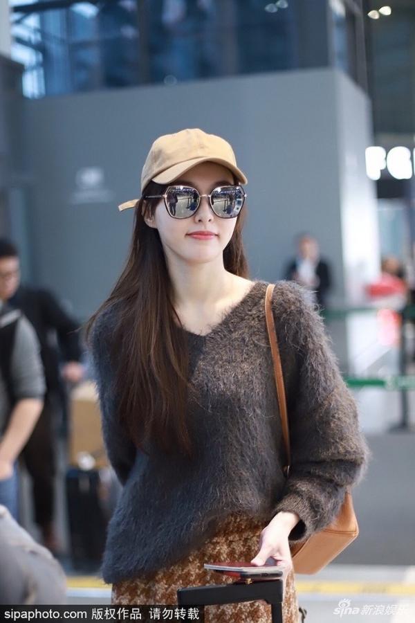 Người đẹp thu hút mọi ánh nhìn bởi gu thời trang sành điệu, thanh lịch với áo len và chân váy bút chì.