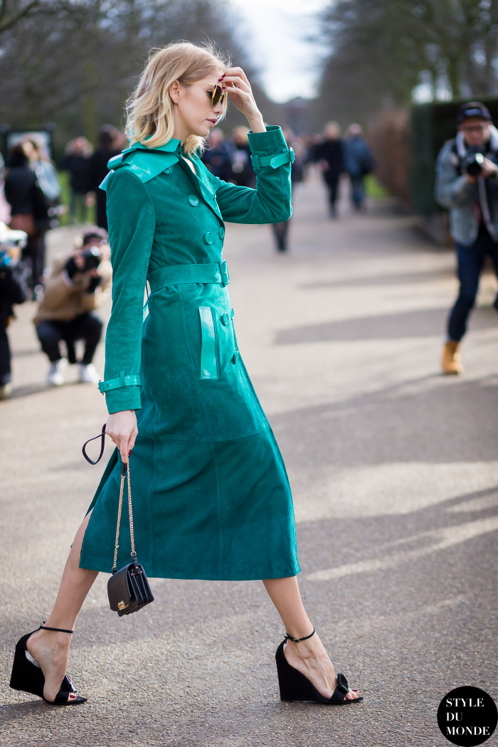 Ngoài những chiếc trench coat màu trung tính, hãy thử nghiệm chúng với gam màu xanh ngọc lam độc đáo này.    