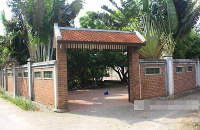 Căn nhà có cổng vào được xây bằng gạch ngói, tạo nên cảm giác cổ kính.  