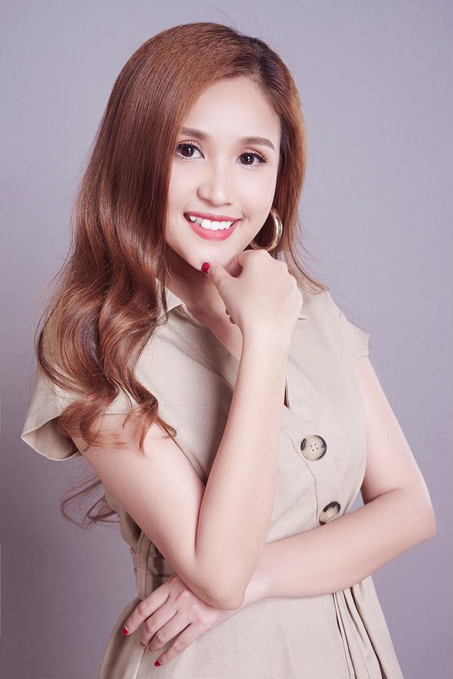 Gác lại vai diễn, ngoài đời Phương Hằng cũng được nhận xét khá hồn nhiên, ngây thơ. Cô chuộng phong cách thời trang công chúa, kín đáo và thanh lịch.    