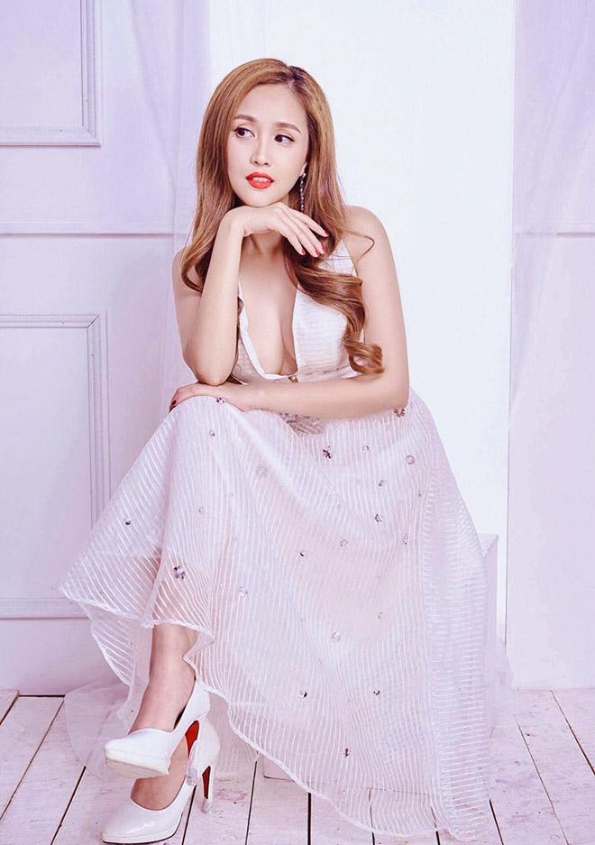 Phương Hằng luôn chọn những thiết kế dịu dàng, nữ tính và có phần dễ thương, kín đáo.  