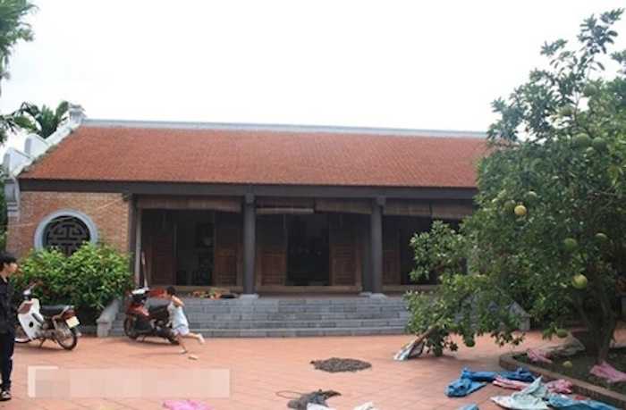 Ngôi nhà 5 gian được thiết kế đối xứng với nhiều nguyên liệu gỗ quý.  