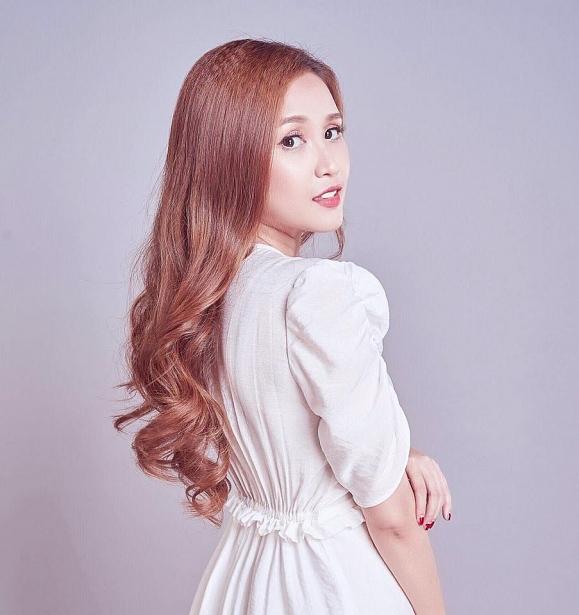 Cùng với các mẫu váy thướt tha, phong cách trang điểm của Phương Hằng cũng được chăm chút.    