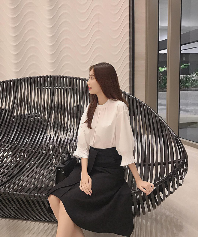 Không chọn phong cách cá tính, lúc nào HH Thu Thảo cũng nhẹ nhàng nữ tính với những bộ cánh thanh lịch. Thiết kế áo blouse tay phồng này là một trong những món đồ được nàng Hậu hết mực yêu thích.    