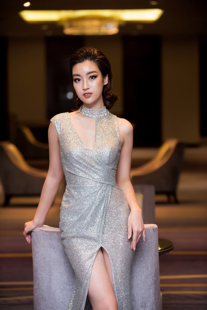 Người hâm mộ khá bất ngờ với hình ảnh này của nàng Hoa hậu bởi trước đây cô luôn trung thành với style công chúa.