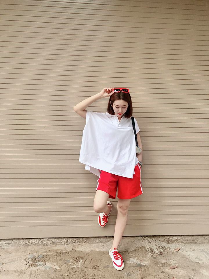 Nàng Á hoàng khá là tinh nghịch, bụi bặm với street style của mình. Những thiết kế áo phông, quần shorts thể thao rồi quần jeans yếm vào tay Thúy Ngân là có ngay một set đồ phá cách, thú vị.    