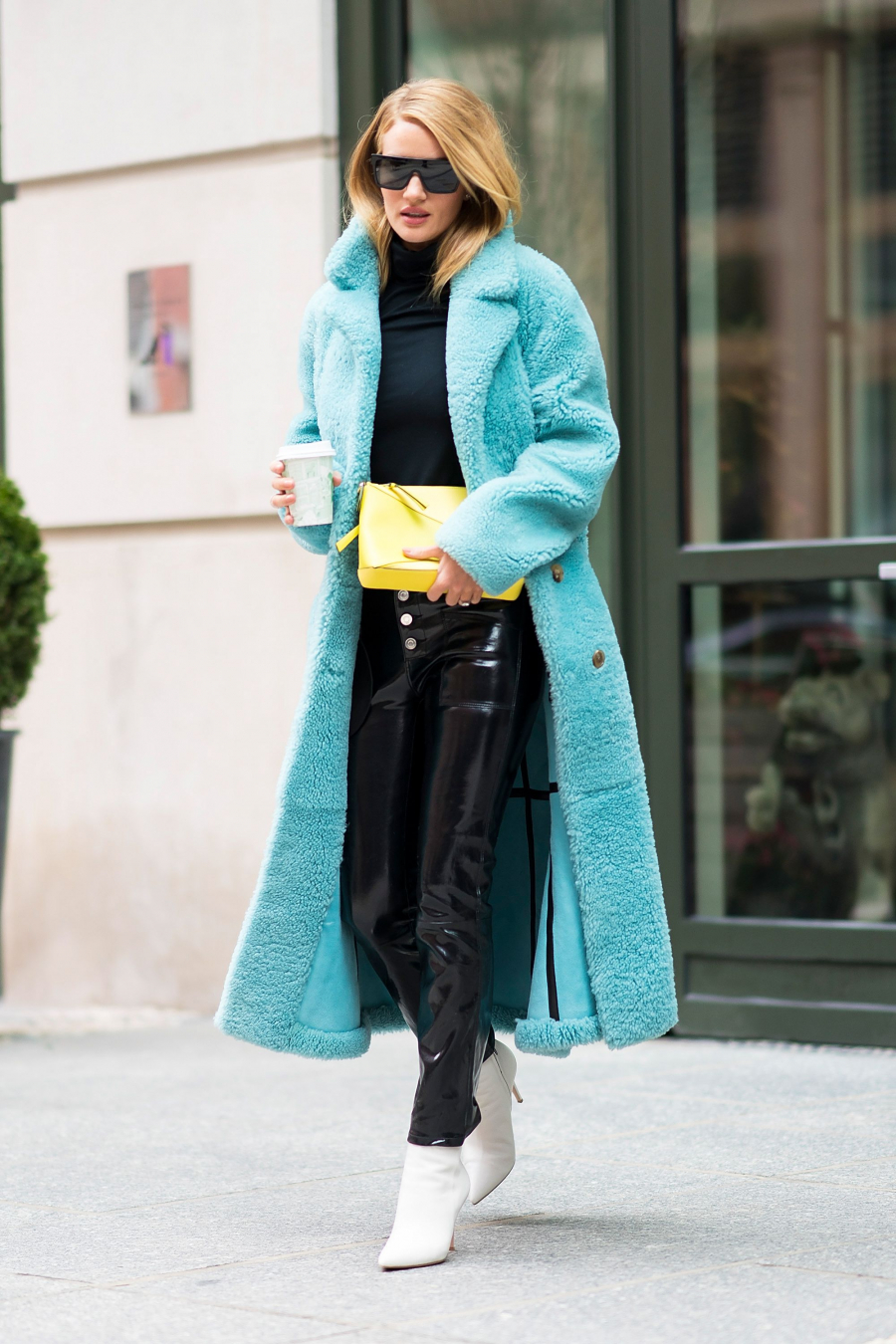 Siêu mẫu Rosie Huntington diện cả cây đen với áo khoác lông màu xanh ngọc lam.