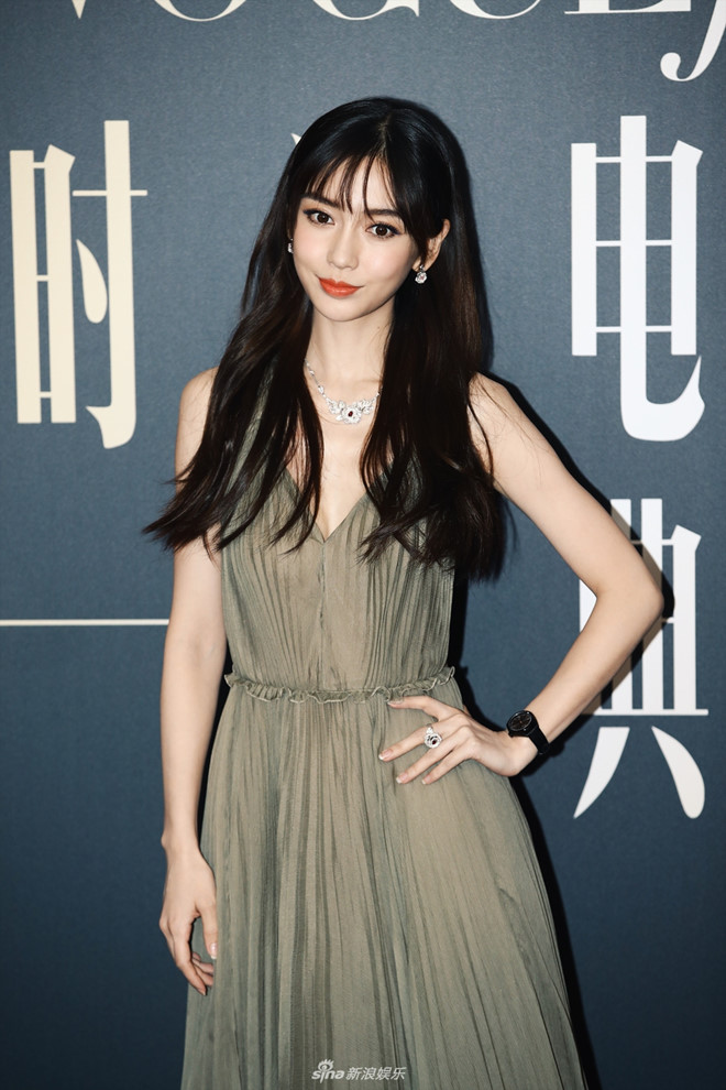 Angelababy trên thảm đỏ với bộ váy màu rêu xinh đẹp. Năm nay, Angelababy tham gia diễn xuất trong một bộ phim ngắn được trình chiếu tại VogueFilm có tên Paris kỳ ngộ.