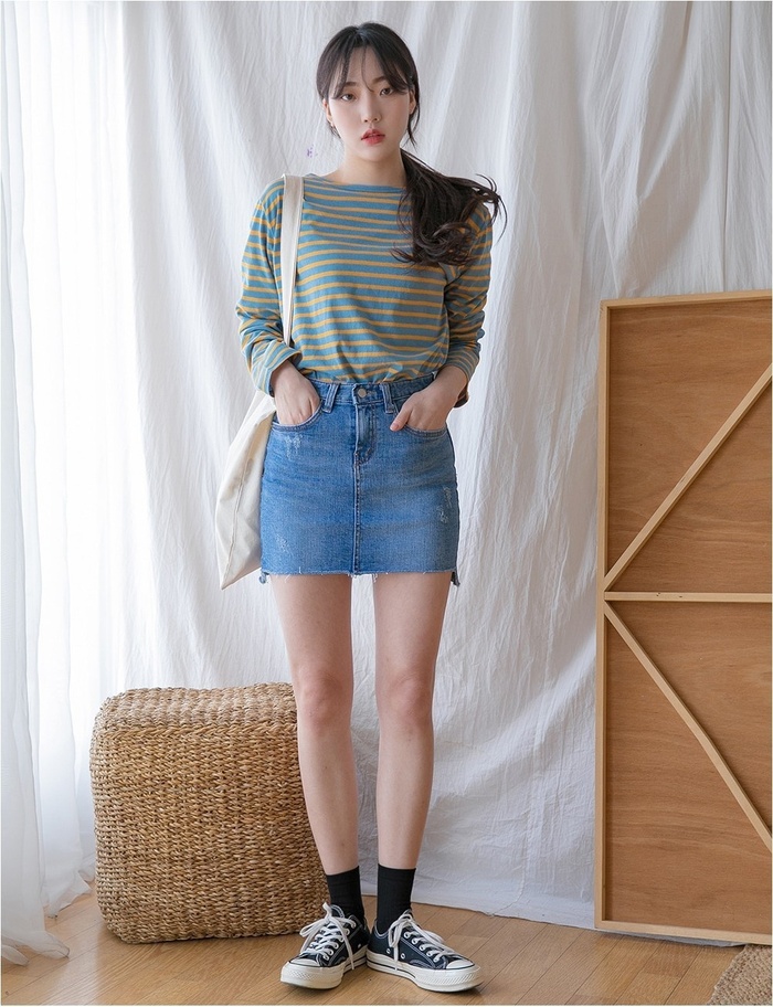 Áo thun dài tay kết hợp cùng chân váy denim dáng ngắn vừa trẻ trung, năng động lại vừa hợp mốt. Thêm đôi giày thể thao sẽ là lựa chọn hợp lý hơn cả.     