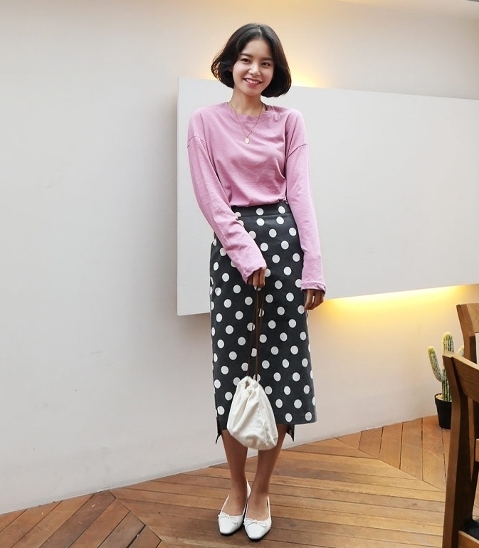 Chỉ cần một chiếc váy bút chì mix kèm áo thun dài tay là nàng cũng đủ tự tin khoe sắc nơi công sở.    
