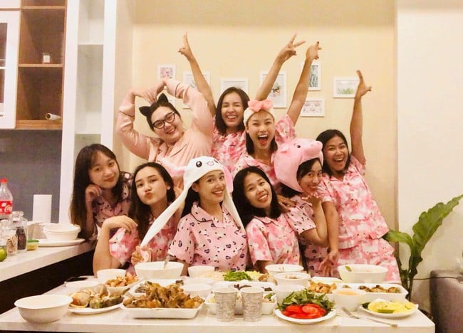 Nhã Phương tạo dáng nhí nhảnh trong bữa tiệc chia tay đời độc thân bên bạn bè.    